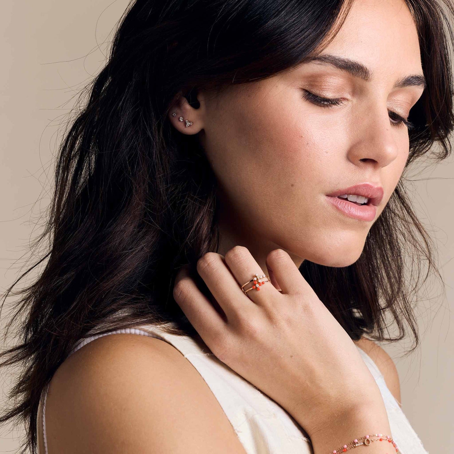 Photo de la main d'une femme portant des bagues Gigi Clozeau 