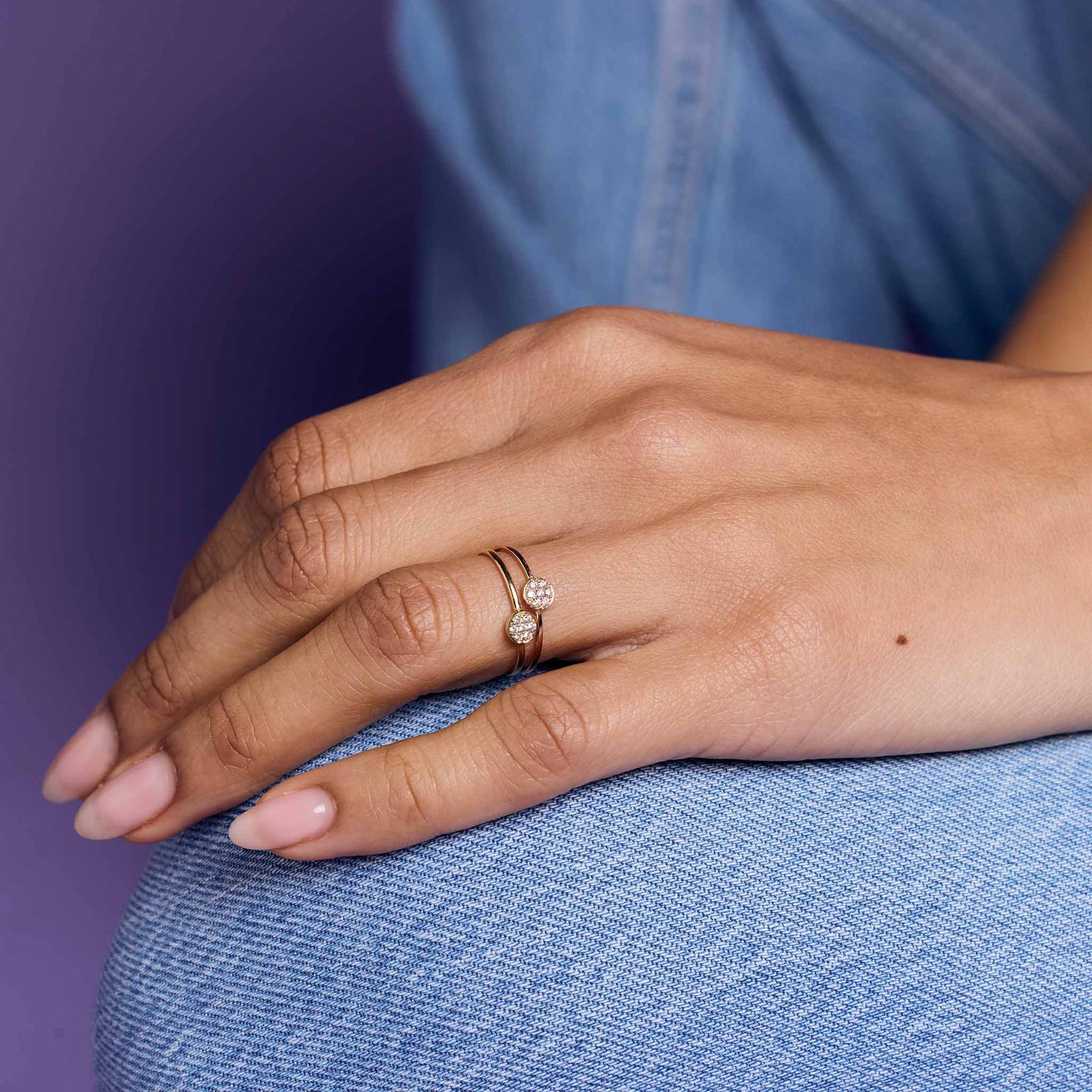 Photo de la main d'une femme portant des bagues Gigi Clozeau "In Love".