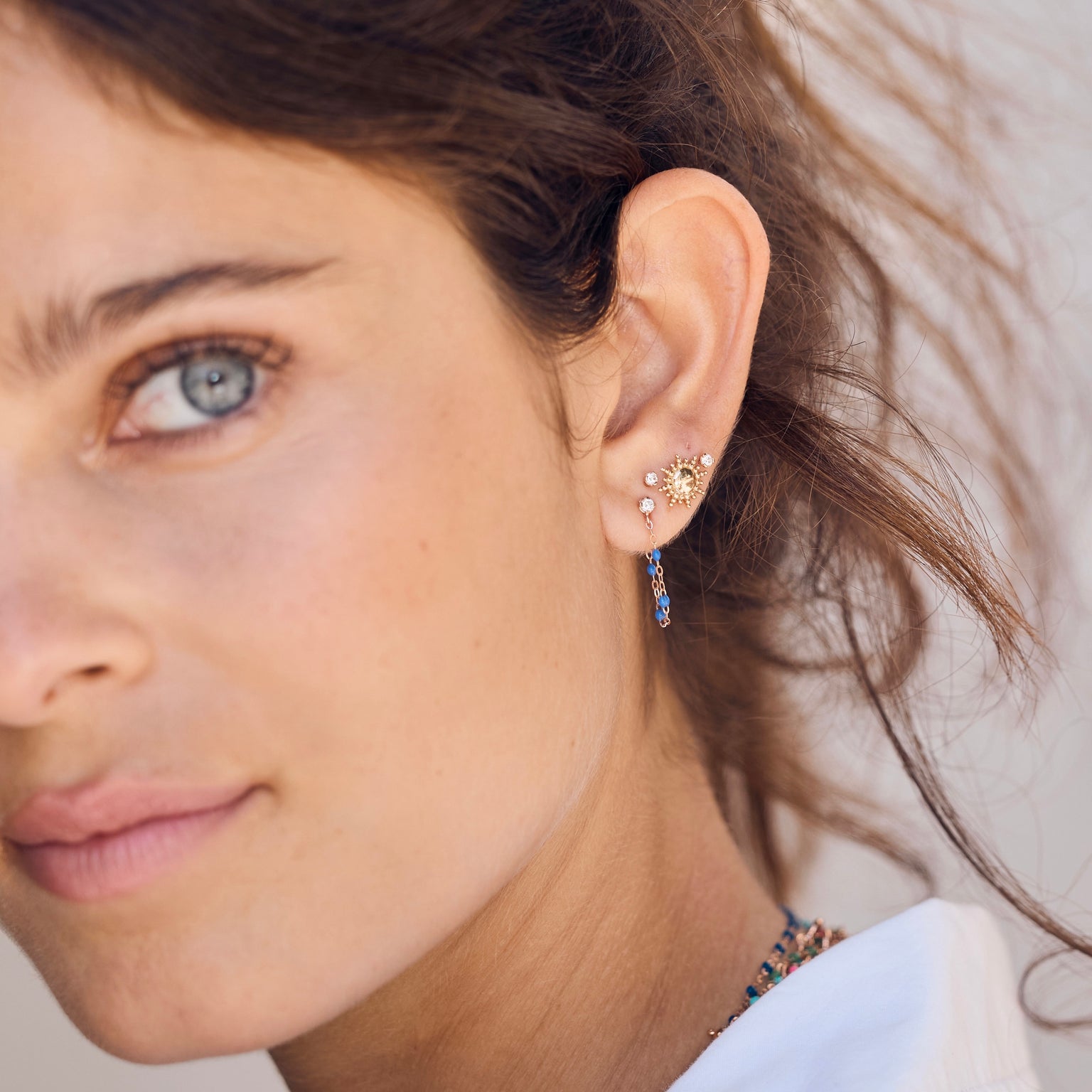 Photo du visage d’une femme portant des boucles d’oreilles Gigi Clozeau.