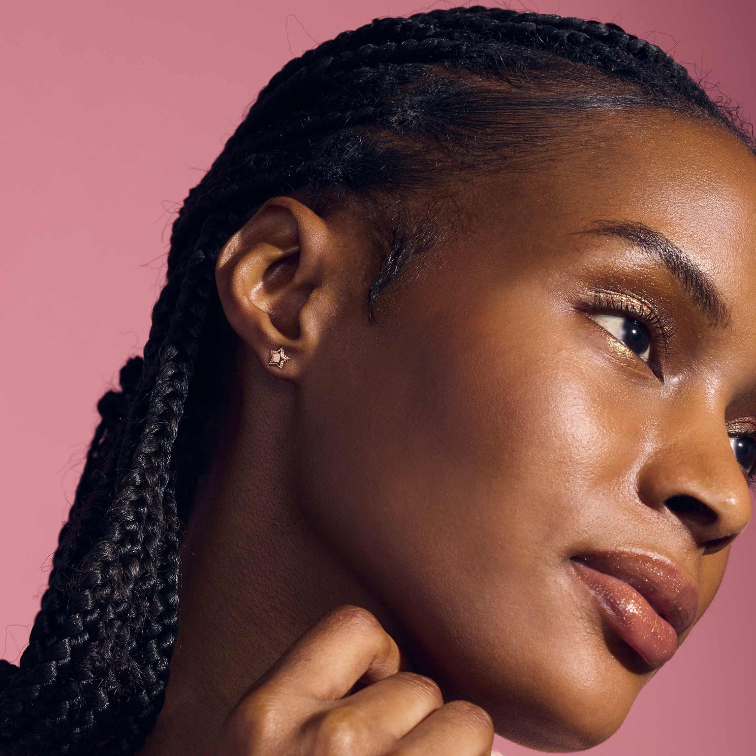 Photo du visage d’une femme portant des boucles d’oreilles Étoile Gigi Clozeau.
