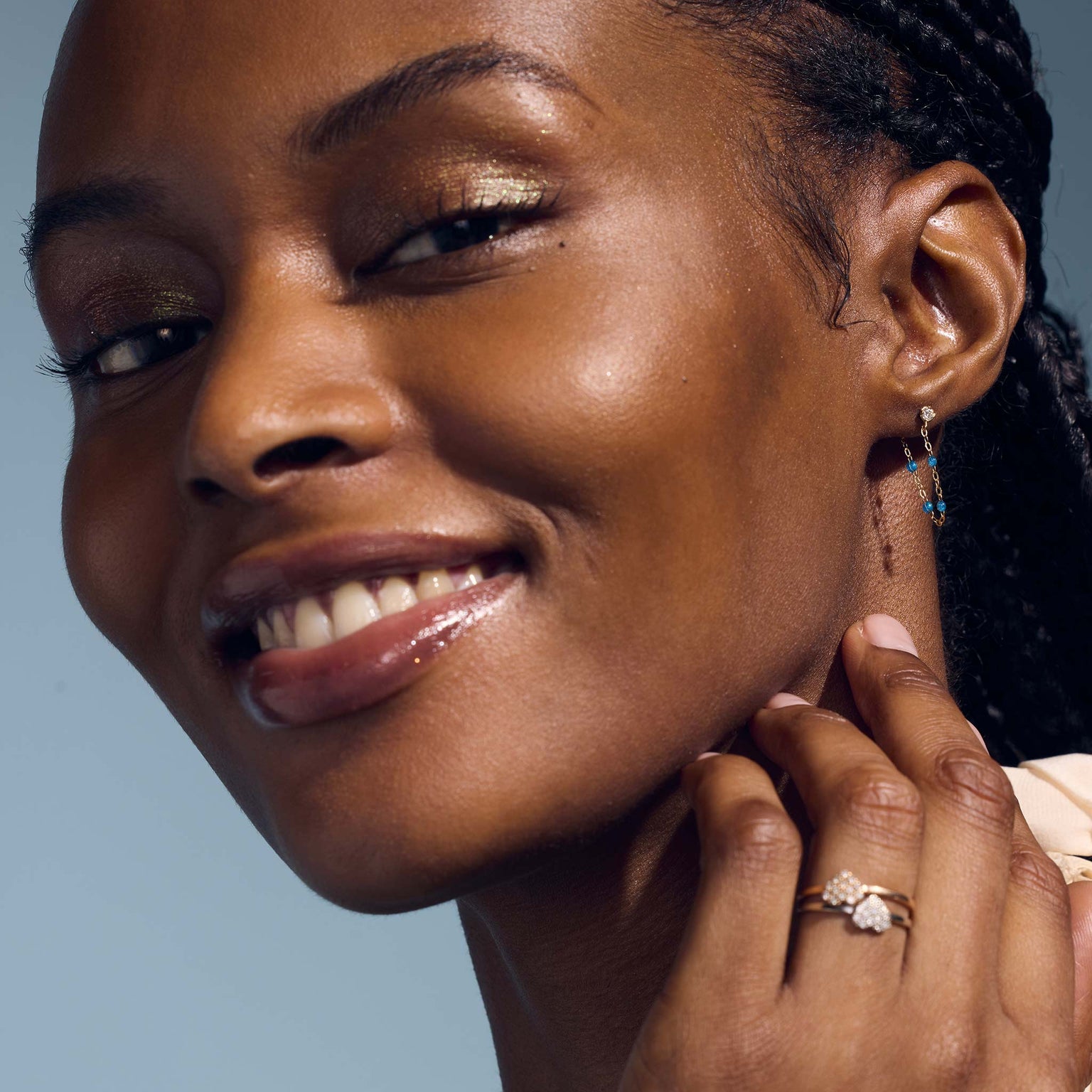 Photo du visage d’une femme portant des boucles d’oreilles Gigi Clozeau de la nouvelle couleur azur.