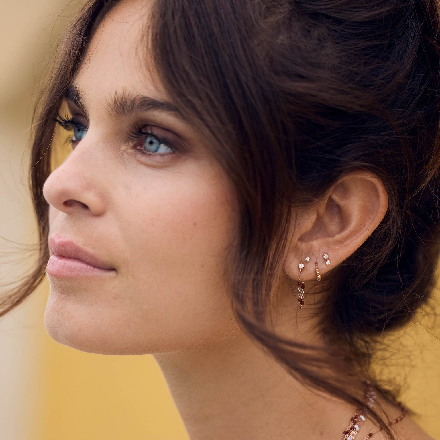Photo du visage d’une femme portant des boucles d’oreilles Gigi Clozeau dans la nouvelle couleur moka.