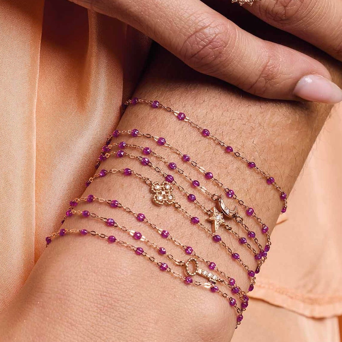 Photo du poignet d'une femme portant des bracelets Gigi Clozeau de couleur galaxy.