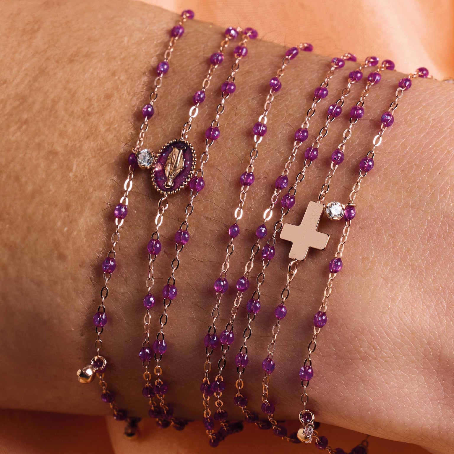 Photo du poignet d'une femme portant des bracelets Gigi Clozeau de couleur galaxy