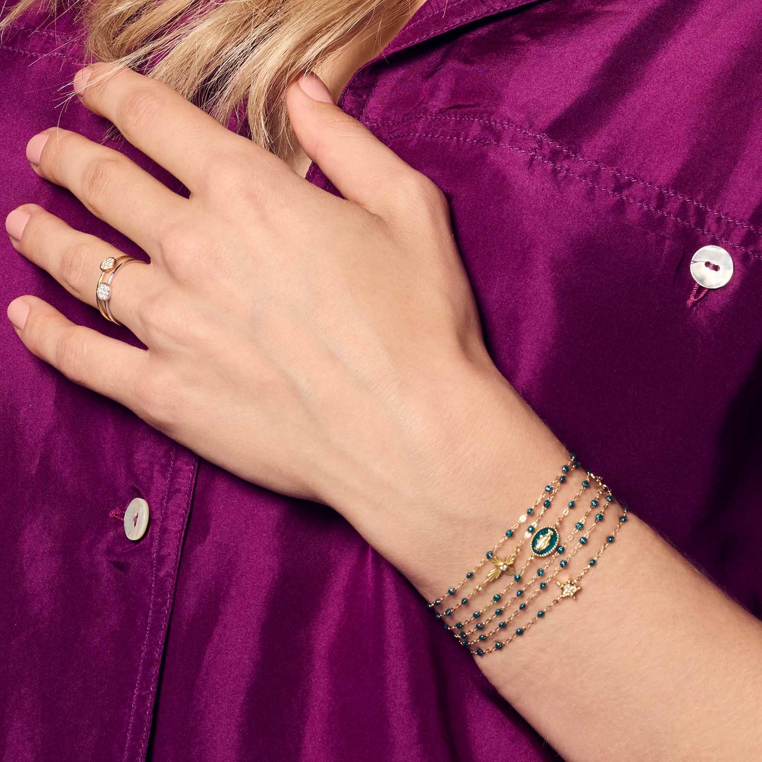Poignet et main d'une femme qui porte des bracelets gigi clozeau couleur jungle 