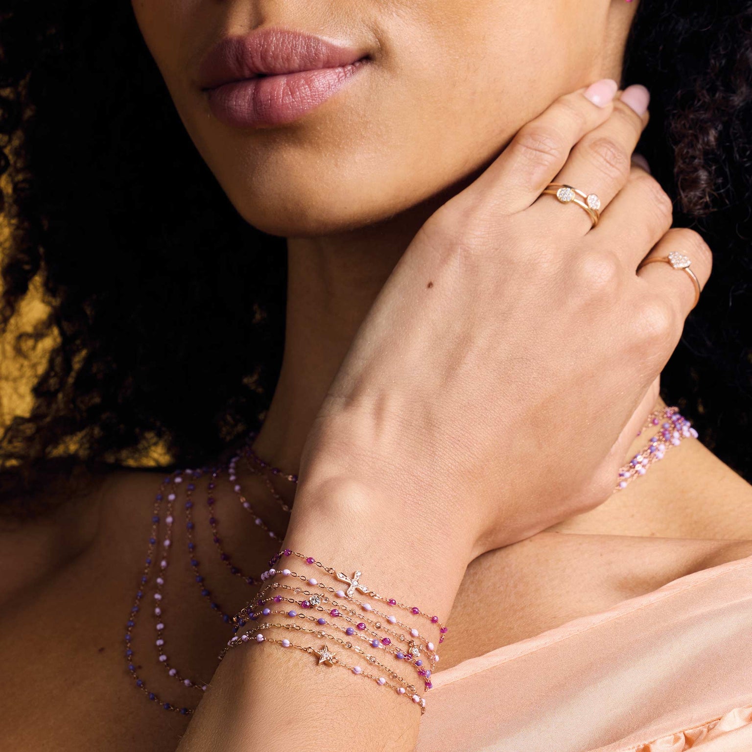 Photo du poignet d'une femme portant des bracelets Gigi Clozeau.