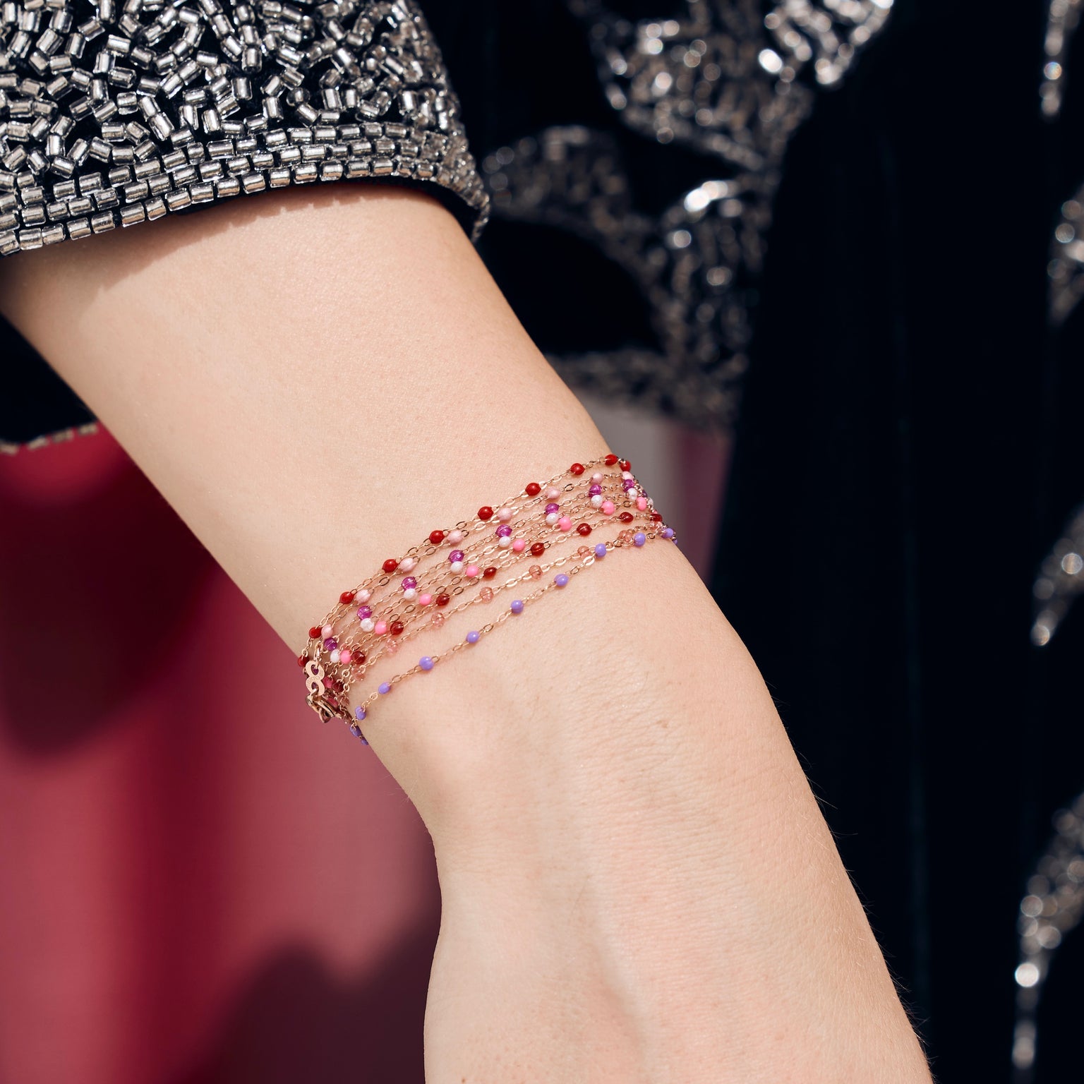 Photo du poignet d’une femme portant des bracelets Gigi Clozeau.