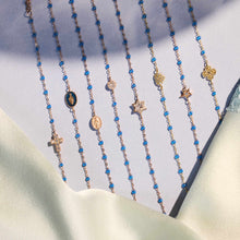 Photo de nature morte de différents bracelets Gigi Clozeau de la nouvelle couleur azur.