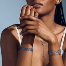 Photo des poignets d’une femme portant des bracelets Gigi Clozeau de la nouvelle couleur azur.