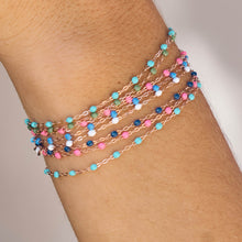Photo du poignet d’une femme portant des bracelets Gigi Clozeau.