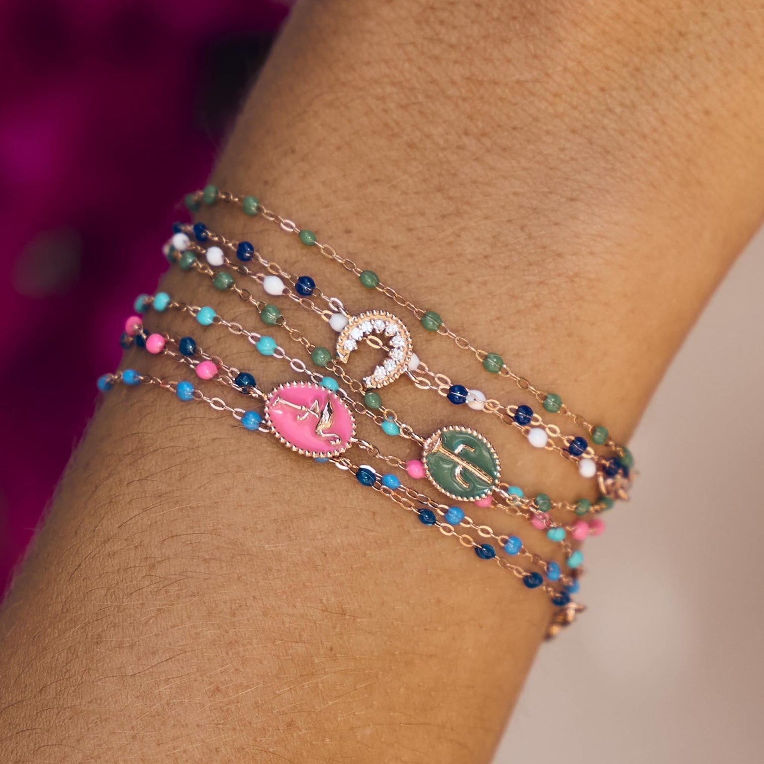 Photo du poignet d’une femme portant des bracelets Gigi Clozeau.