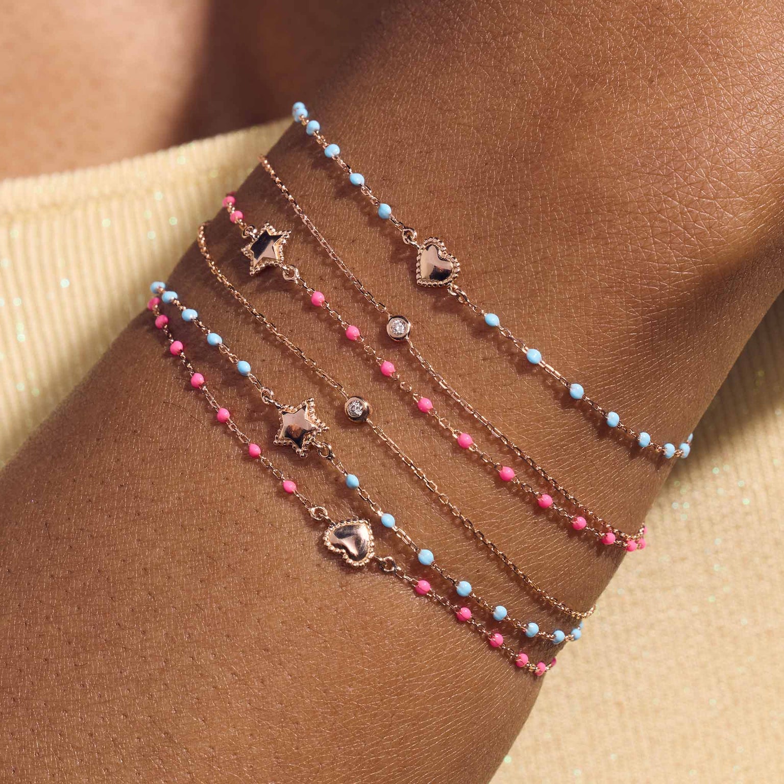 Photo du poignet d’une femme portant différents bracelets Gigi Clozeau.