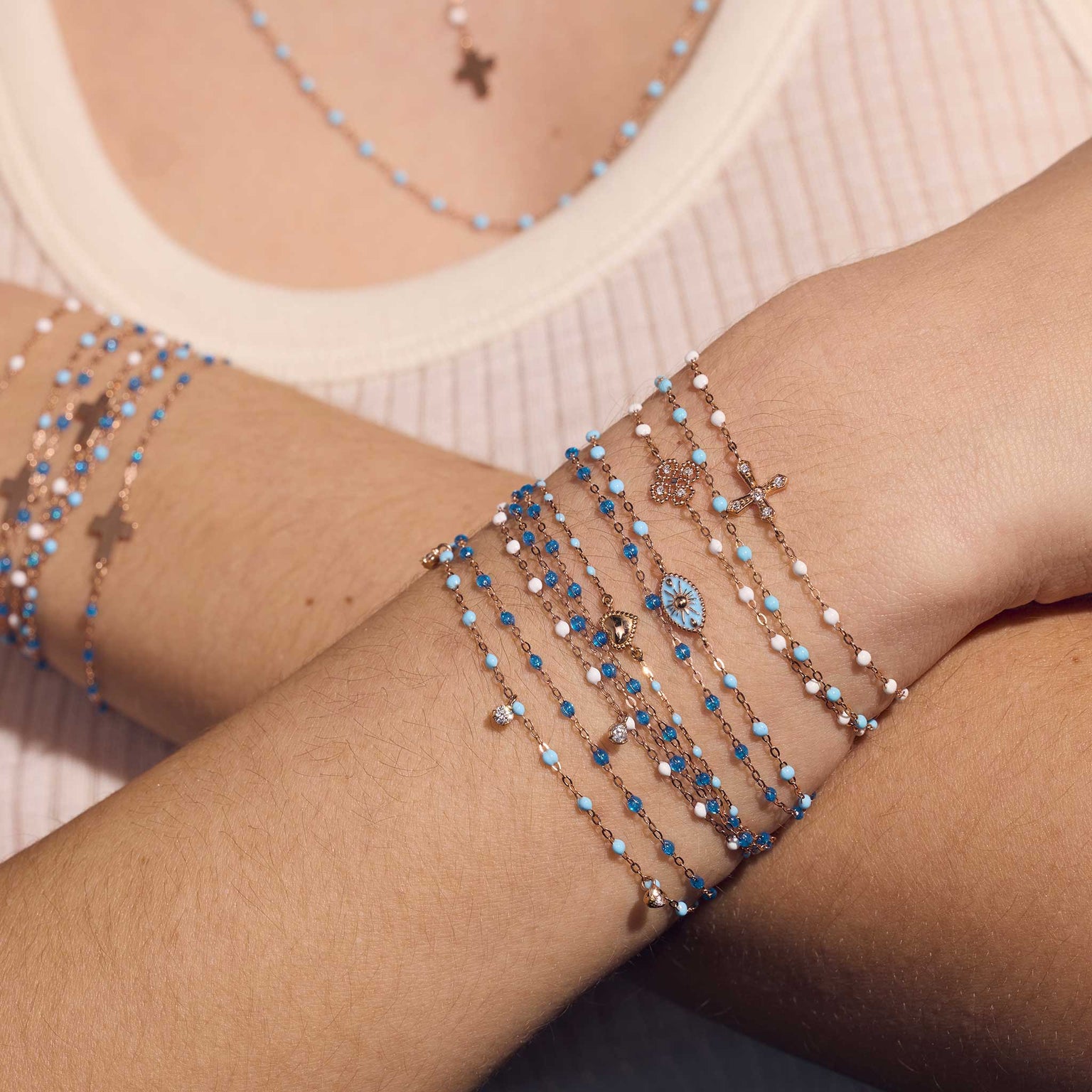 Photo du poignet d’une femme portant différents bracelets Gigi Clozeau.