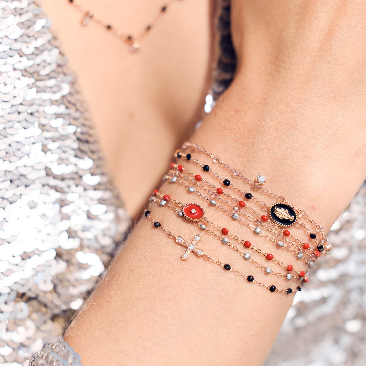 Photo d’un poignet portant plusieurs bracelets de différentes couleurs et modèles Gigi Clozeau. 