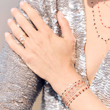 Photo d’un poignet portant plusieurs bracelets de différentes couleurs et modèles Gigi Clozeau. 