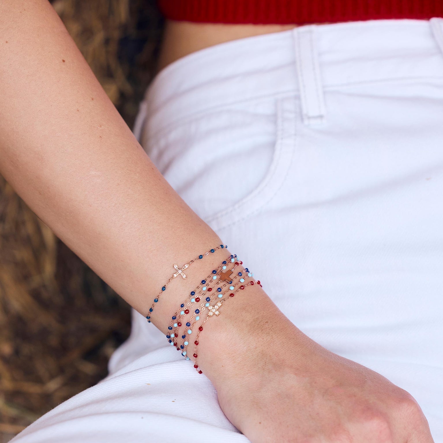 Photo d'un poignet d'une femme portant des bracelets Gigi Clozeau.