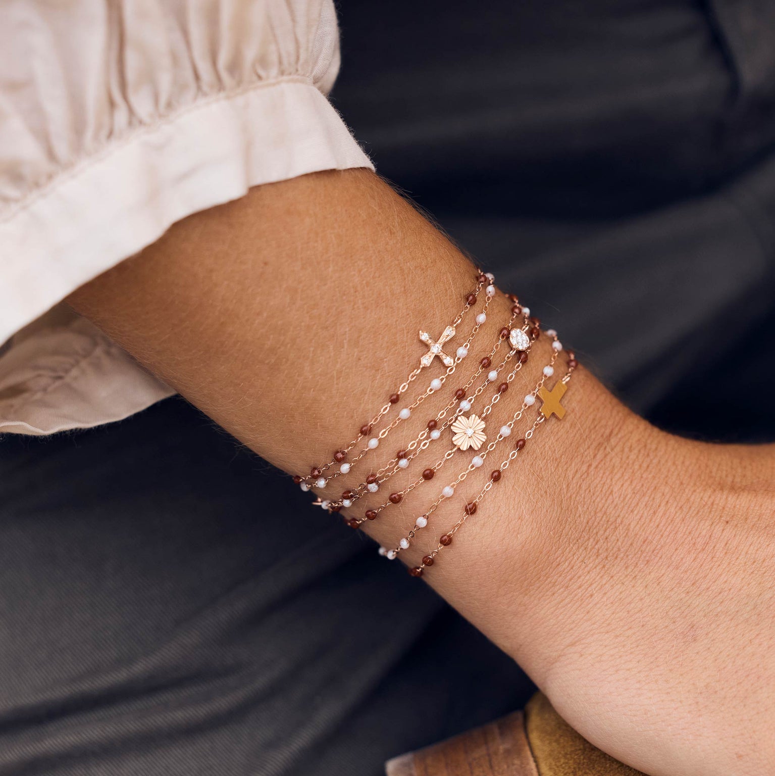 Photo du poignet d’une femme portant des bracelets Gigi Clozeau de couleur moka et opale.