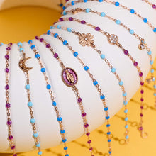 Photo de différents bracelets Gigi Clozeau posés sur un oursin.
