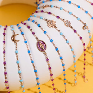 Photo de différents bracelets Gigi Clozeau posés sur un oursin.