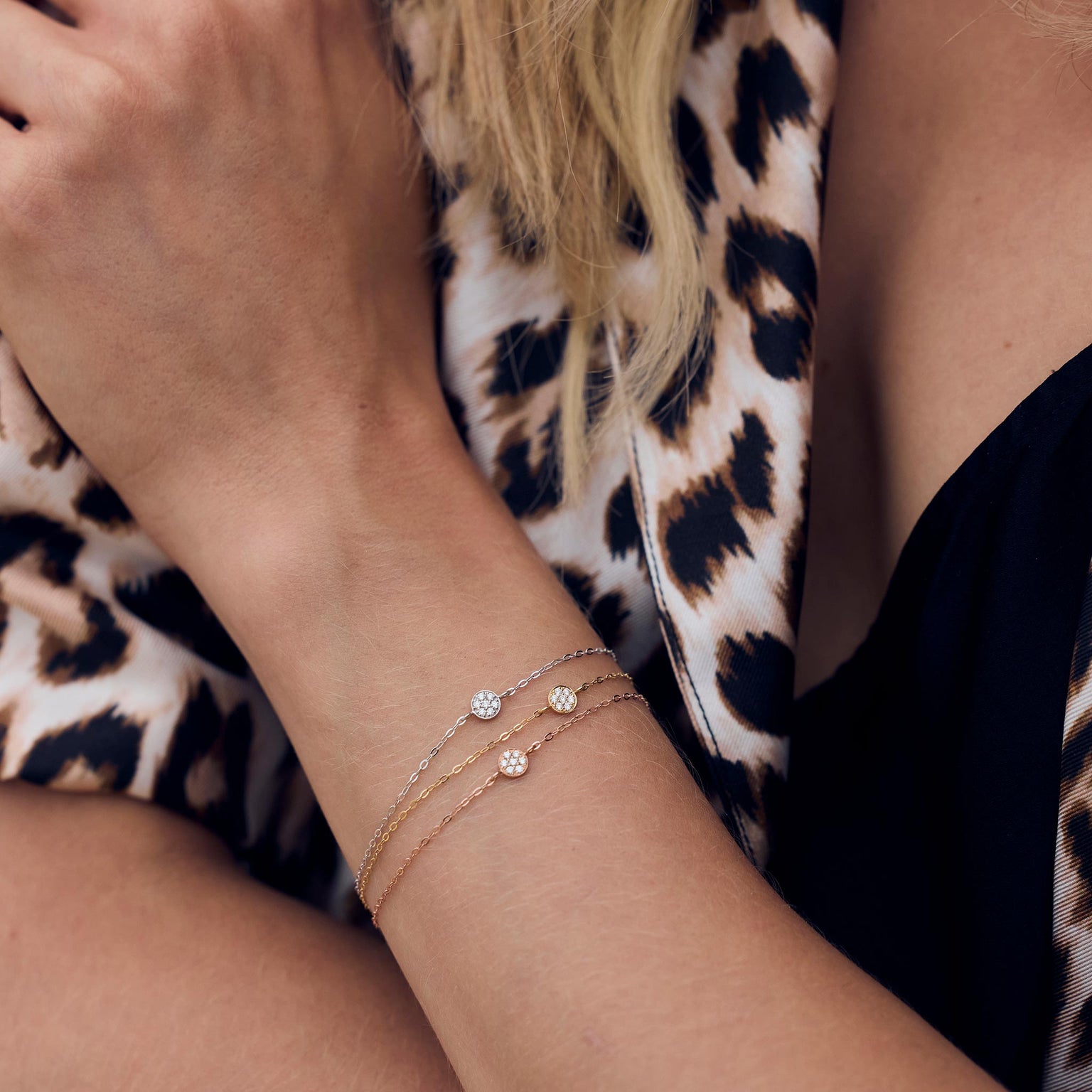 Photo montrant le poignet d’une femme portant des bracelets de la nouvelle collection Pure Gigi : Puce.
