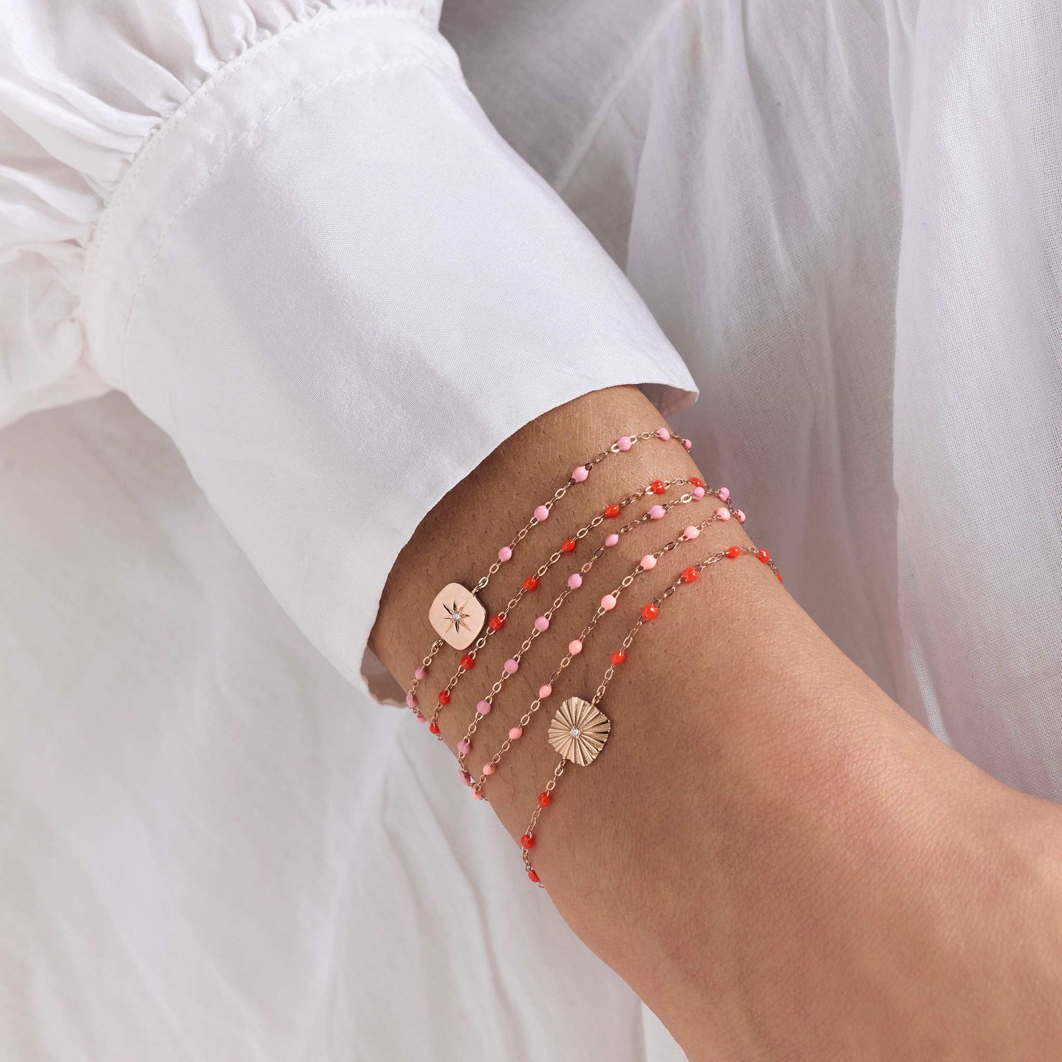 Photo du poignet d'une femme portant des bracelets Gigi Clozeau 