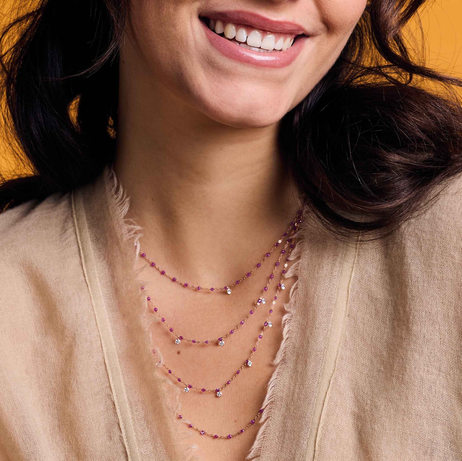 Photo d'une femme portant des colliers Gigi Supreme, Gigi Clozeau de couleur galaxy.
