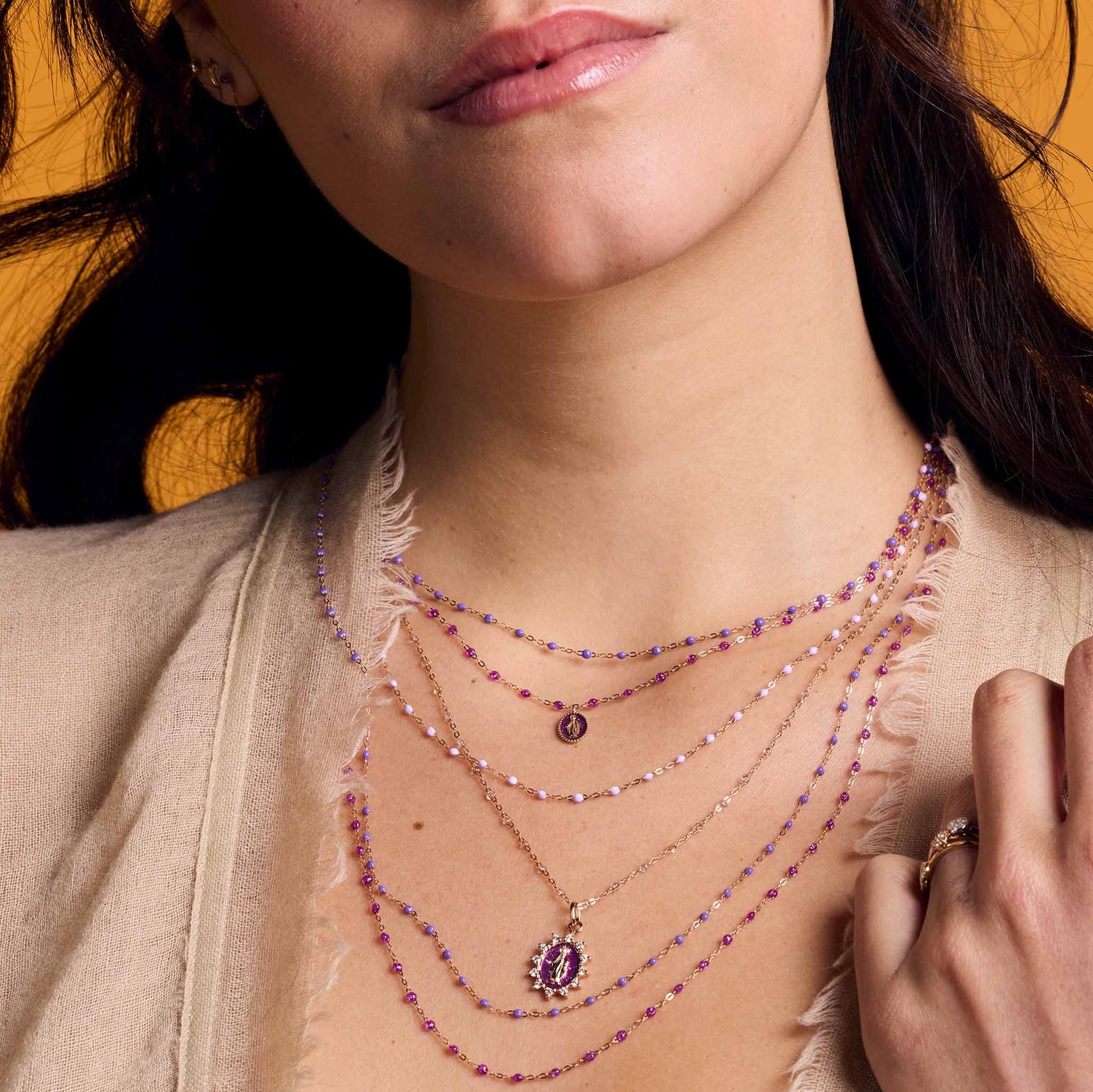 Photo d'une femme portant des colliers Gigi Clozeau 