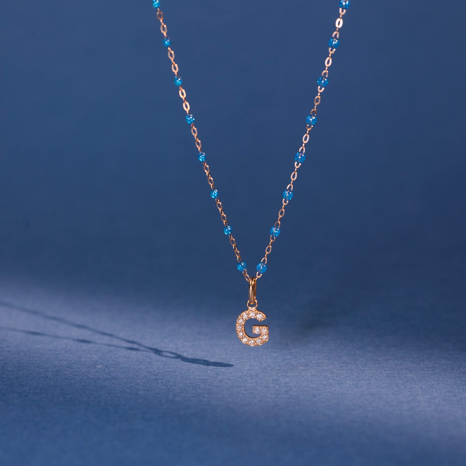 Photo de nature morte d'un pendentif Lucky Letters G Gigi Clozeau. 