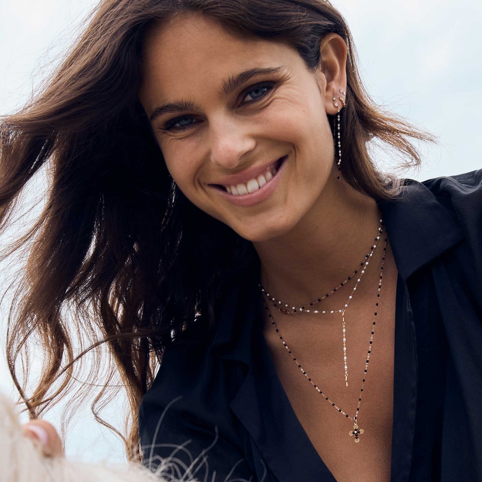 Photo du décolleté d’une femme portant plusieurs colliers Gigi Clozeau.