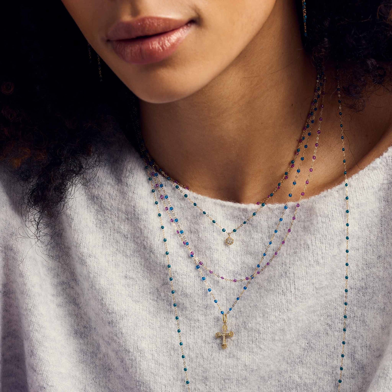 Cou d'une femme portant des colliers Gigi Clozeau 