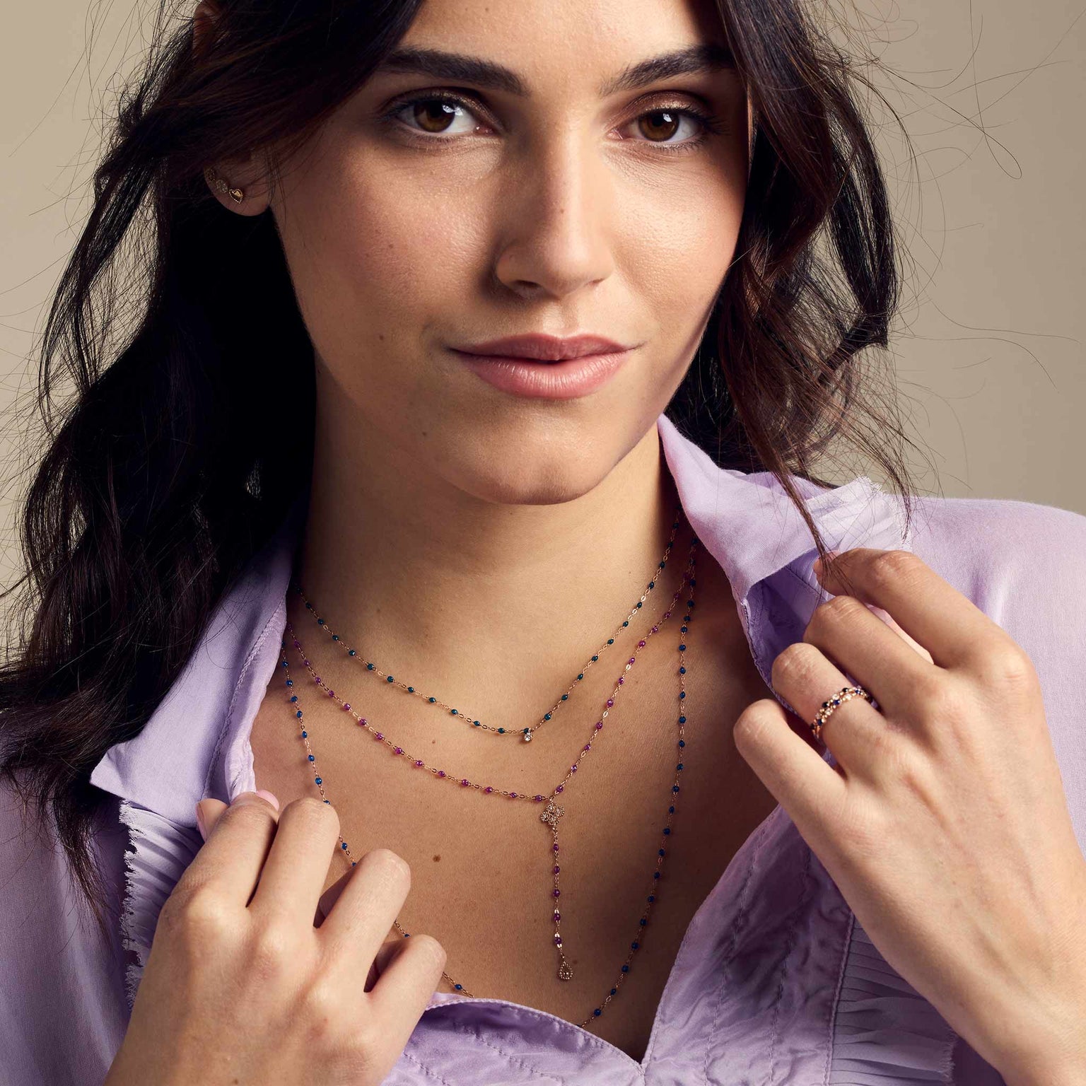 Cou d'une femme portant des colliers Gigi Clozeau 