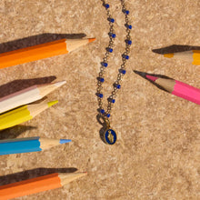 Photo de nature morte d'un collier et un pendentif de la collection Little Gigi -Enfant Gigi Clozeau. 