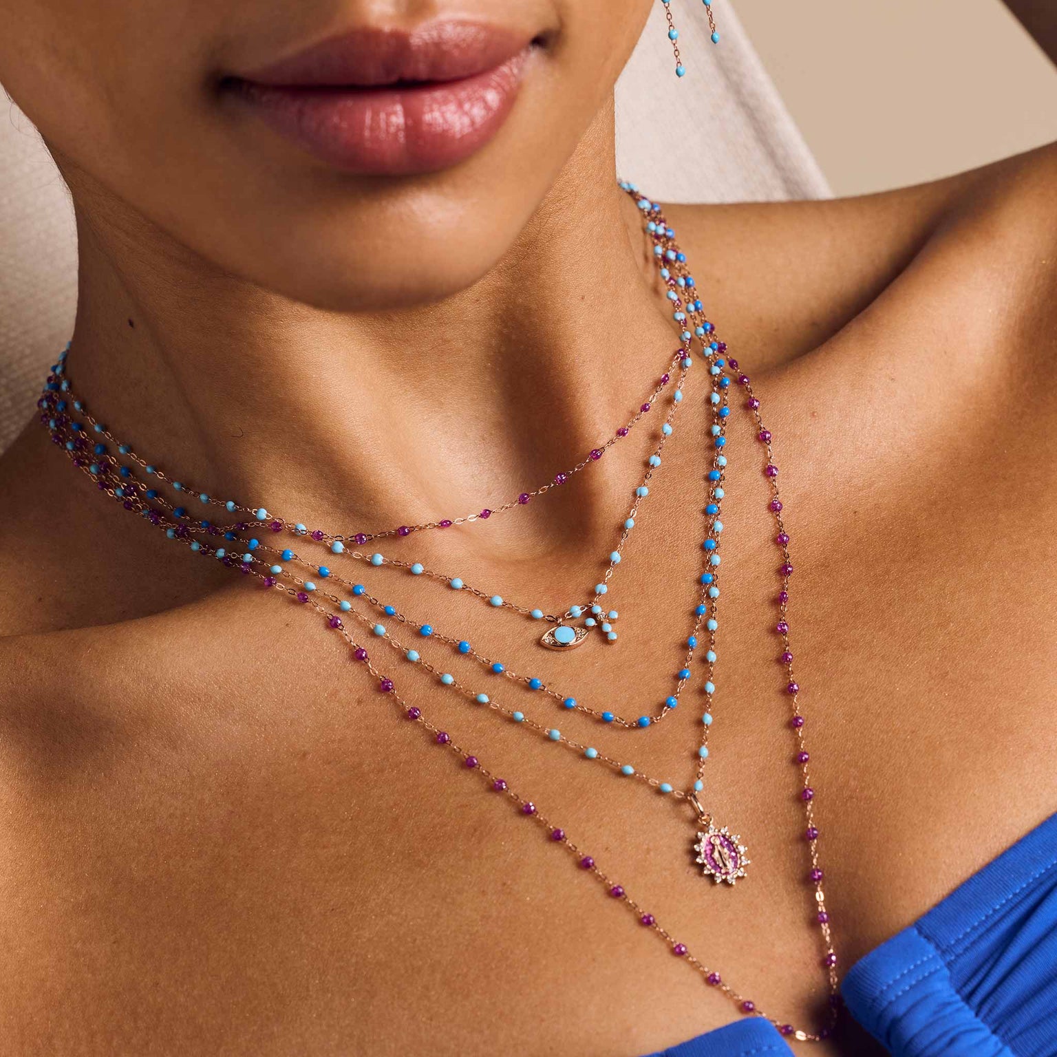 Photo du cou d'une femme portant des colliers Gigi Clozeau. 