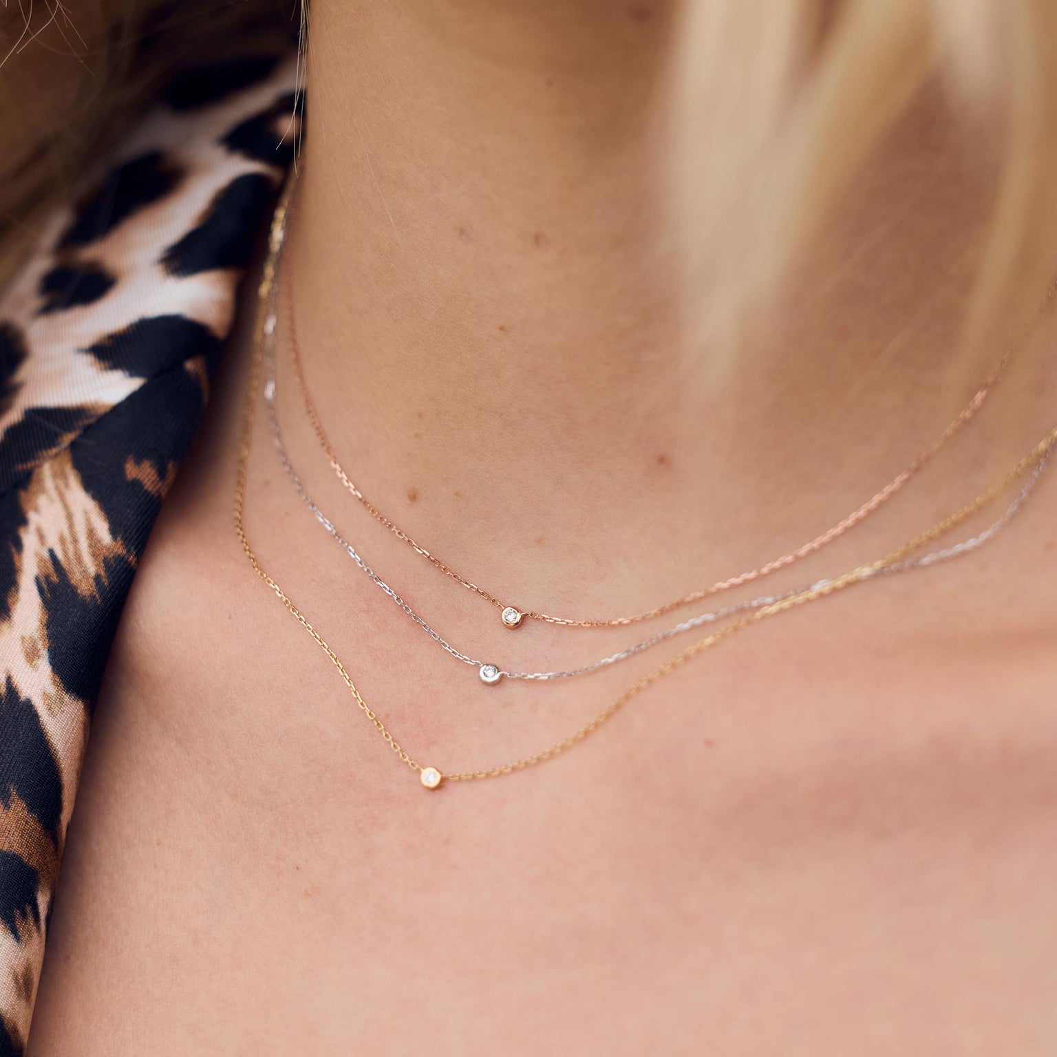 Photo montrant le cou d’une femme portant des colliers de la nouvelle collection Pure Gigi Dot.