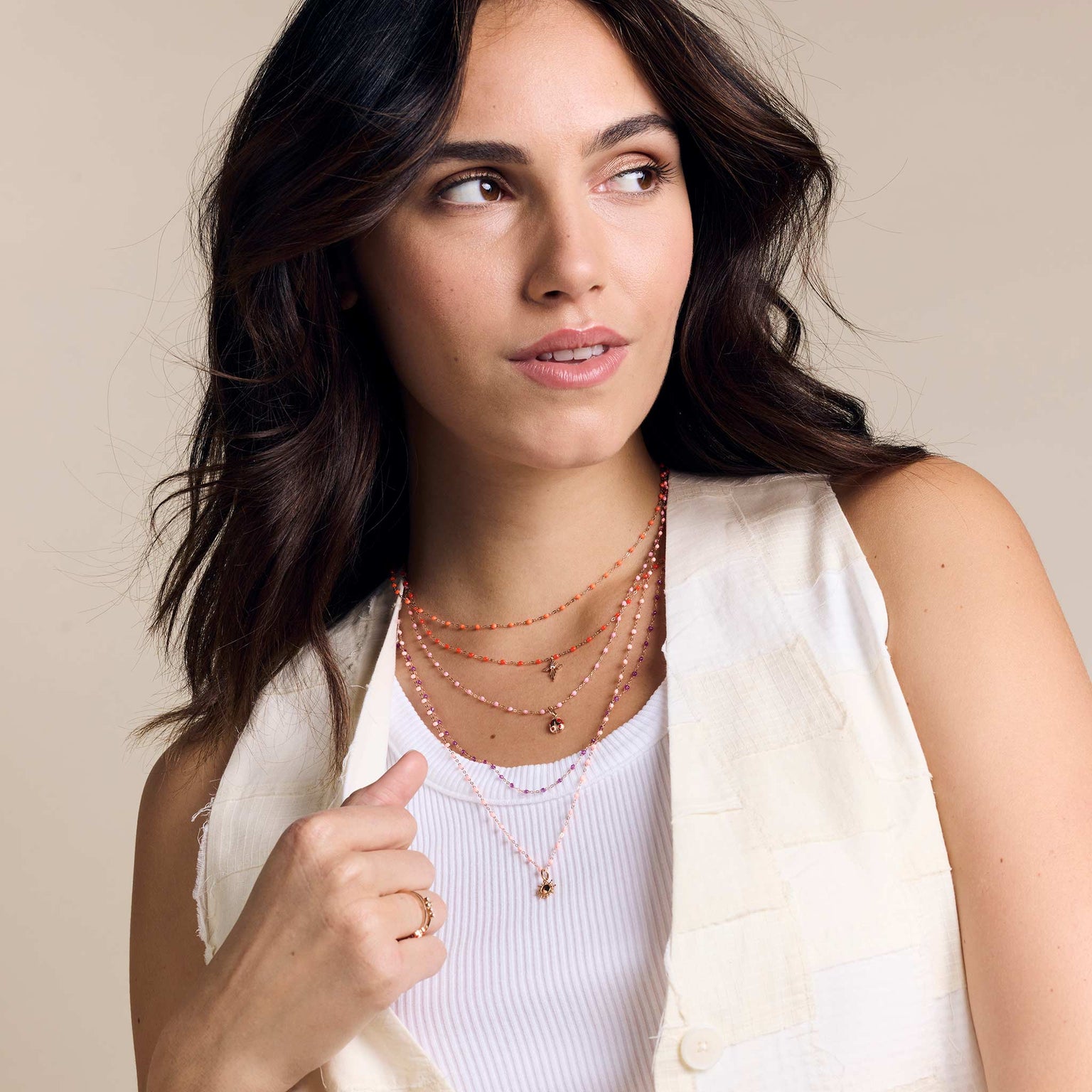 Photo d'une femme portant autour du cou des colliers et des pendentifs Gigi Clozeau 