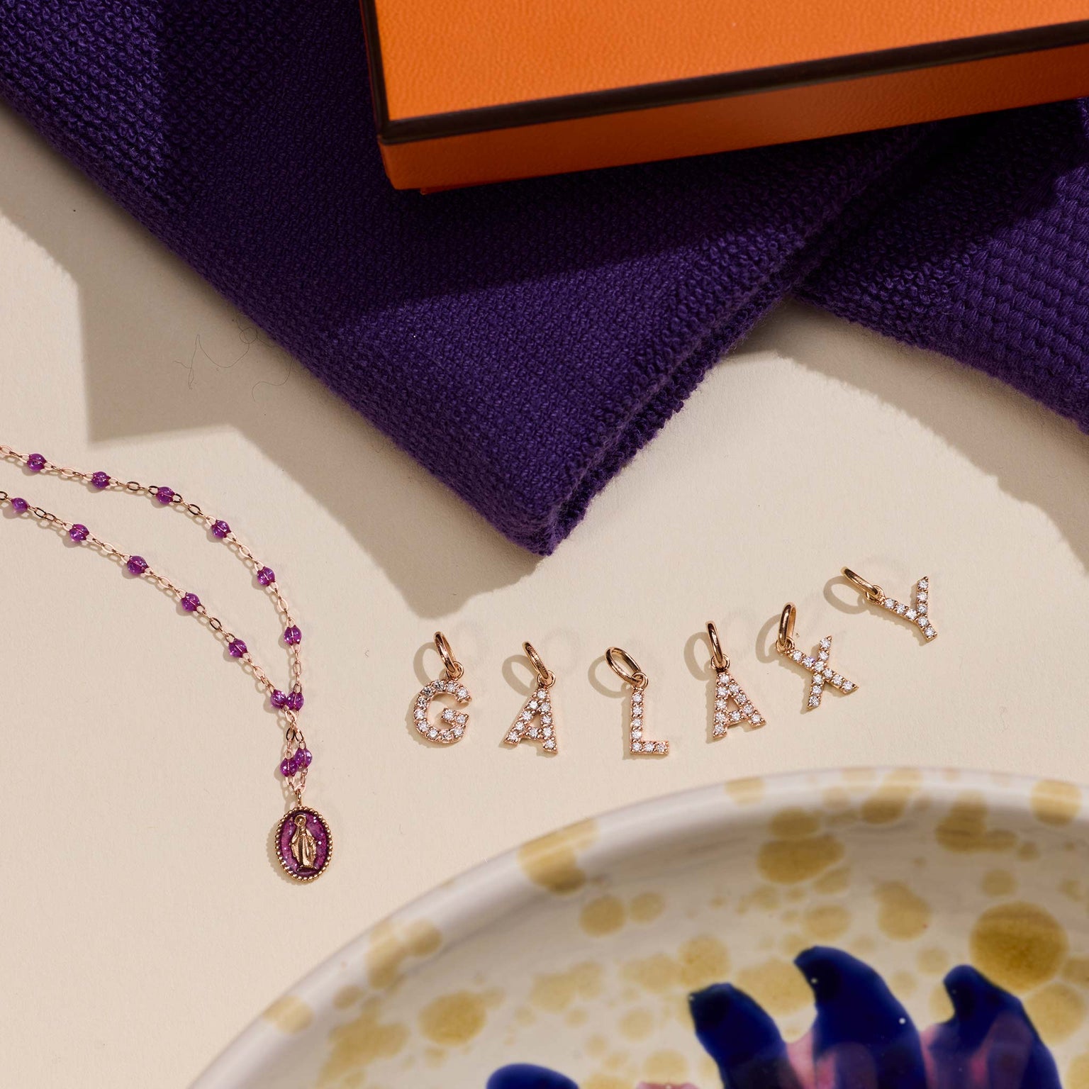 Photo de pendentifs Lucky Letters posés