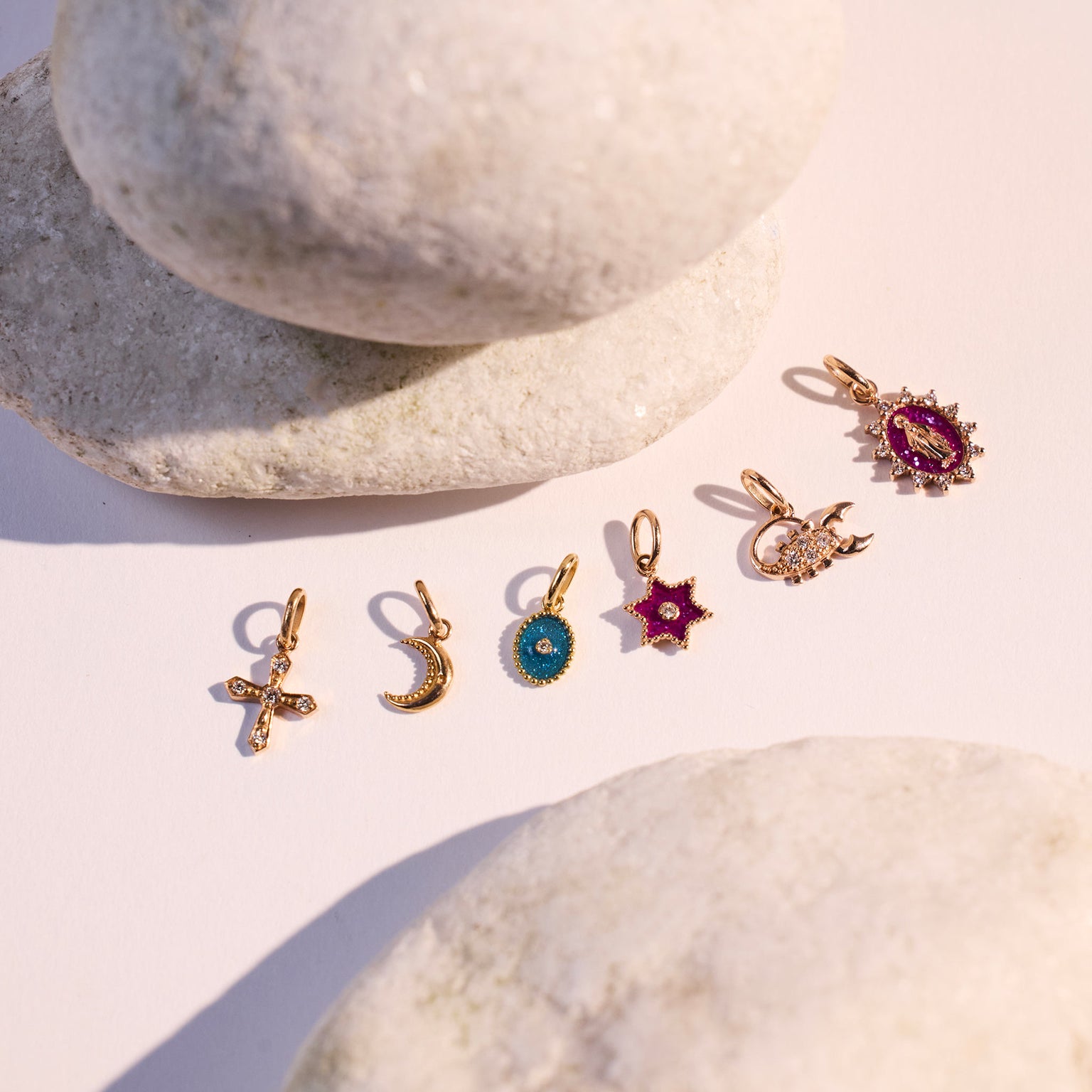 Photo de nature morte de pendentifs Gigi Clozeau. 