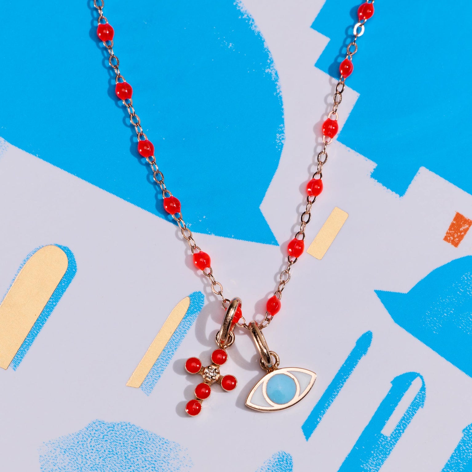 Photo de deux pendentifs Gigi Clozeau posés à plat.