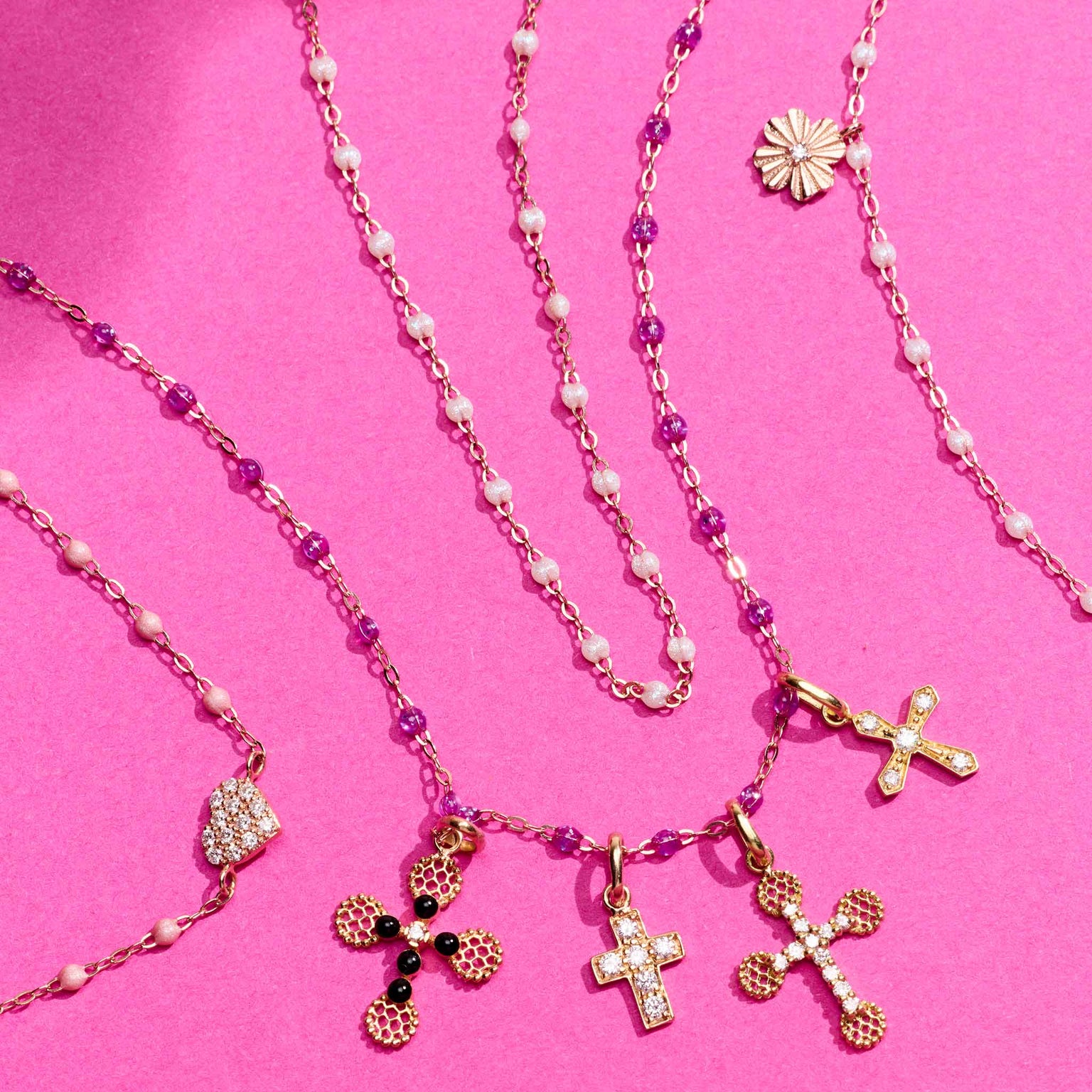 Photo de bijoux Gigi Clozeau posé sur un fond rose 