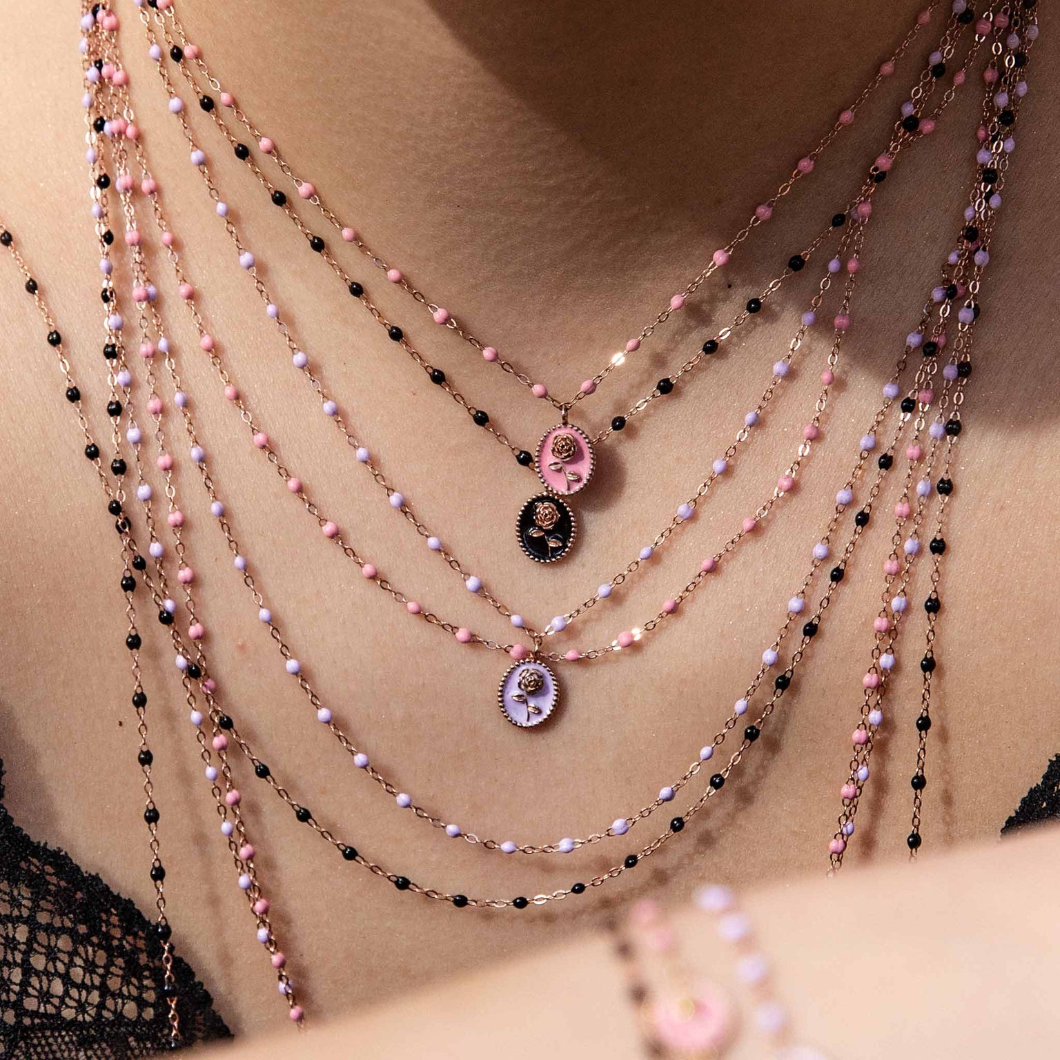 Gigi Clozeau - Collier Rose résine fuchsia, or jaune, 42 cm